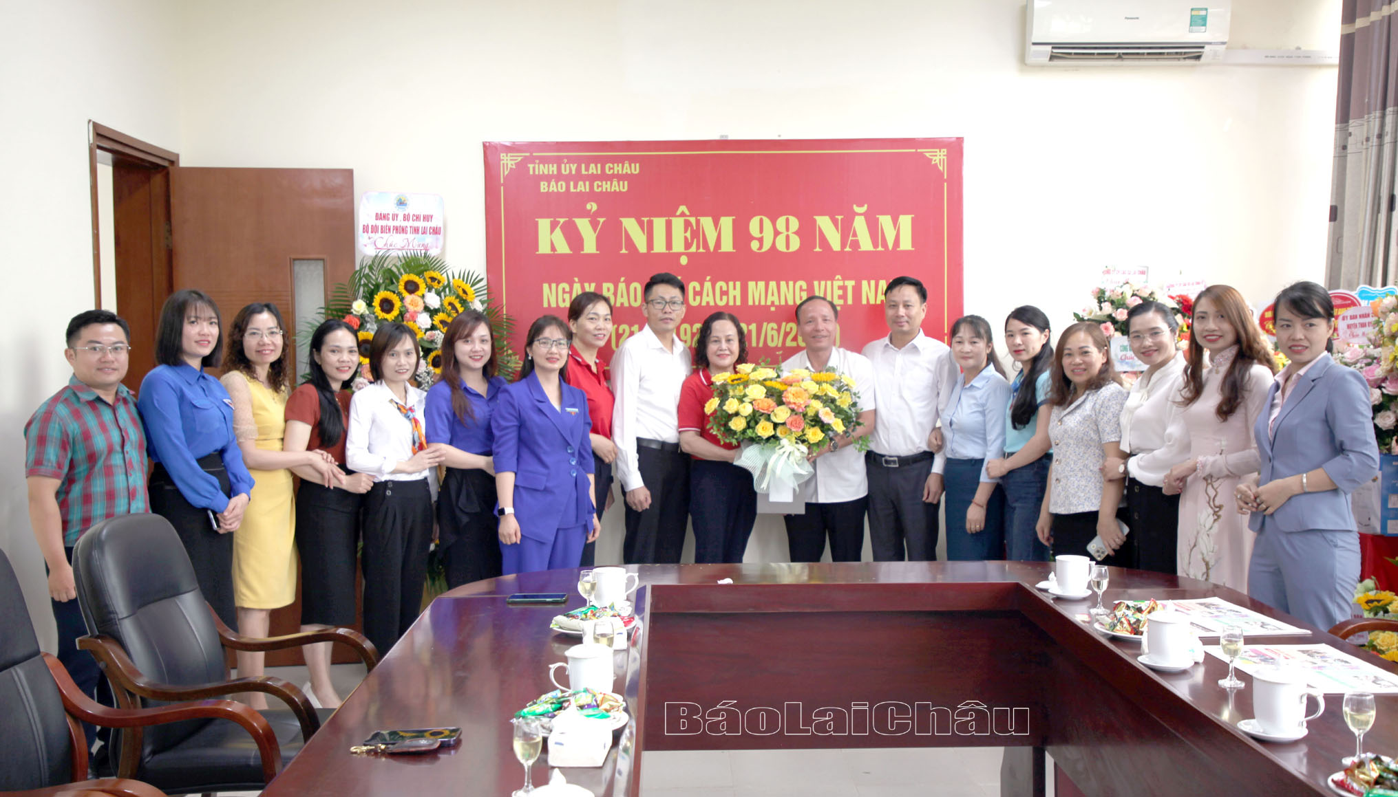 Tỉnh đoàn, UBND thành phố, Ngân hàng Thương mại cổ phần Công Thương Việt Nam (VietinBank), Qũy tín dụng Nhân dân Nguyễn Huệ chúc mừng Báo Lai Châu nhân kỷ niệm 98 năm Ngày Báo chí cách mạng Việt Nam.